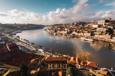 Portekiz 'in Porto ve Vila Nova de Gaia şehirleri arasındaki Douro Nehri Hava Görüntüsü