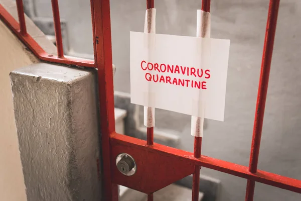 Foaie Hârtie Care Spune Carantină Coronavirus Scrisori Roșii Prinse Ușa — Fotografie, imagine de stoc
