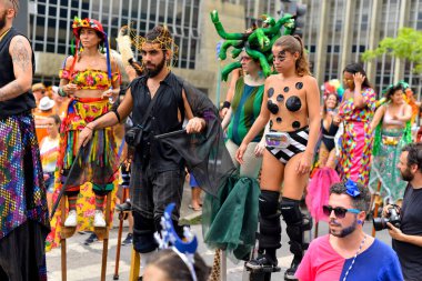 Rio de Janeiro, Brezilya - 3 Mart 2019: Brezilyalılar sokak karnavalını çeşitli kostümlerle kutladılar.
