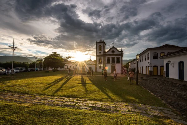Paraty Brasil Fevereiro 2017 Visitantes Desfrutando Pôr Sol Frente Igreja — Fotografia de Stock