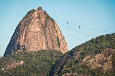 Rio de Janeiro 'daki Sugarloaf Dağı' nın yakın görüntüsü Havada Kablolu Arabalar