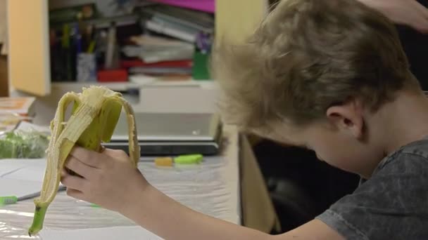 Ein Teenager Der Hause Einem Tisch Sitzt Zeichnet Mit Einem — Stockvideo