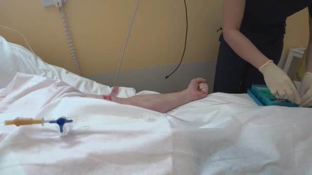 Eine Krankenschwester Wischt Dem Patienten Vorsichtig Mit Einem Desinfektionsmittel Tampon — Stockvideo