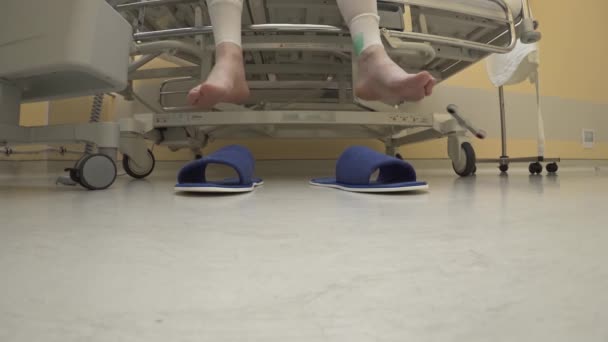 Beteg Ráesik Egy Villamosított Ágyra Közelkép Alsó Nézet Egy Kórházi — Stock videók