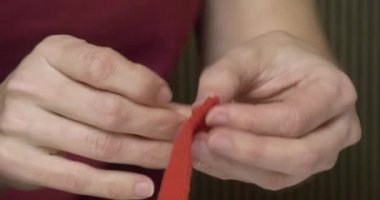 Oyuncak yapmak için terzinin elini yakın plan çekeceğiz. Oyuncak yapmak için terzinin eline yakın plan çek..