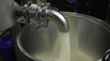 Peynir buğulama peyniri fırından kovaya boşaltılır. Paslanmaz çelik peynir üretimi için gereken ekipman teknolojik ve hijyeniktir..