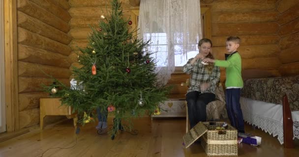 Matka Dwójką Dzieci Ubiera Choinkę Święta Wnętrzu Wiejskiego Domu Matka — Wideo stockowe