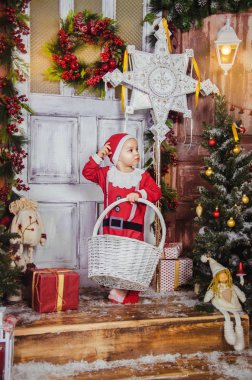 Noel Baba sana bir ağaç arka planda Noe de evde bir kanepede bakmak bebek kılığında