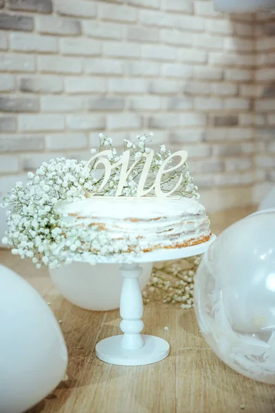 ケーキと誕生日のためのお祭りの背景の装飾,スタジオで白いジプシーの花と白い風船,女の子の誕生日.ケーキスマッシュ最初の年のコンセプト. — ストック写真