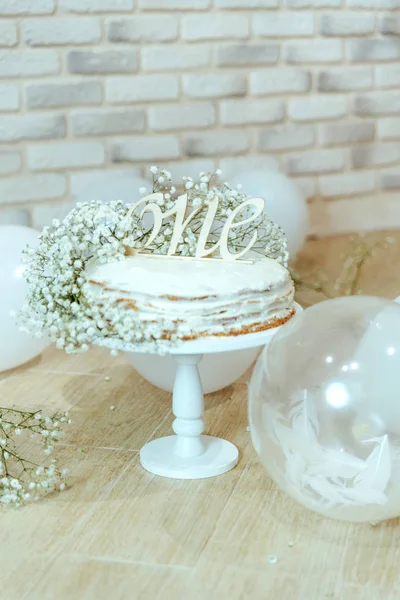ケーキと誕生日のためのお祭りの背景の装飾,スタジオで白いジプシーの花と白い風船,女の子の誕生日.ケーキスマッシュ最初の年のコンセプト. — ストック写真