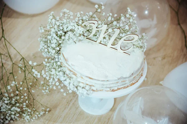 ケーキと誕生日のためのお祭りの背景の装飾,スタジオで白いジプシーの花と白い風船,女の子の誕生日.ケーキスマッシュ最初の年のコンセプト. — ストック写真