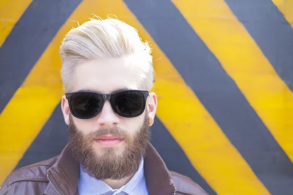 Hipster-Mann mit Sonnenbrille — Stockfoto