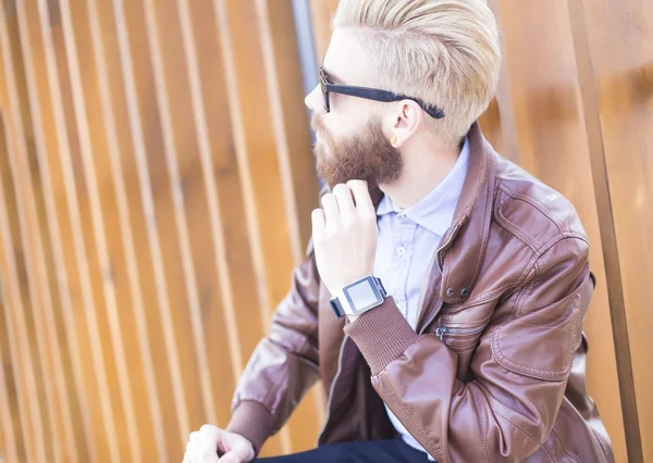 Chaqueta de cuero, reloj caro, bonitas gafas de sol — Foto de Stock