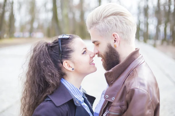 Jeune amour, couple élégant — Photo