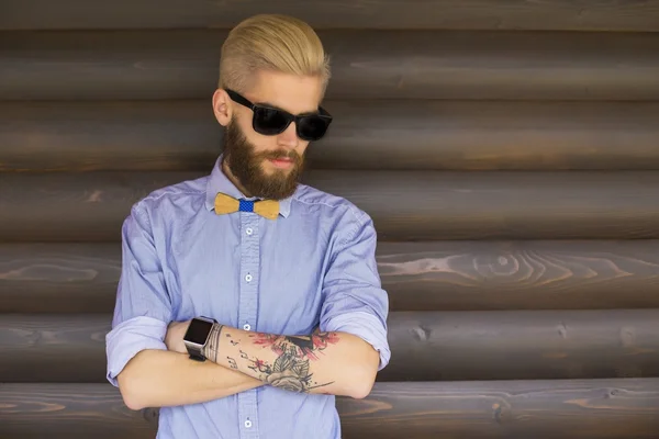 Hipster con brazos cruzados — Foto de Stock