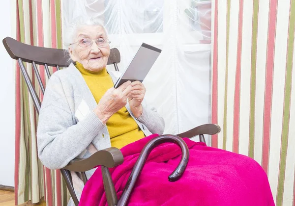 Old woman reading book — Stock Photo, Image