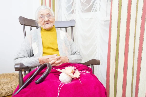 O tempo da senhora idosa passou bem — Fotografia de Stock