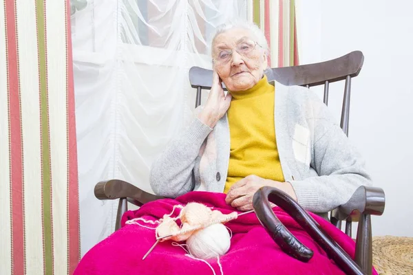 Knitting old lady — Stock Photo, Image