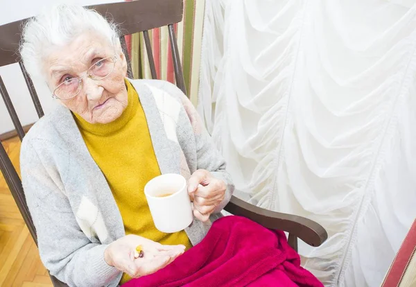 Sick old lady — Stock Photo, Image