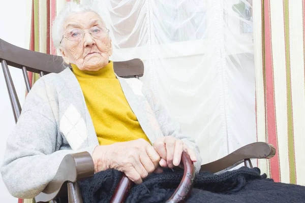 Öregasszony idősek otthonában — Stock Fotó