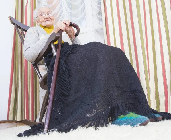 Mulher feliz em casa de repouso — Fotografia de Stock