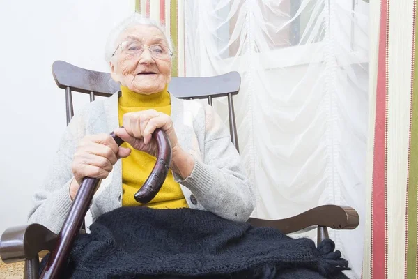 Babcia w krzesło uśmiechnięty — Zdjęcie stockowe