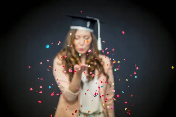 Graduatig Chica Sopla Confeti — Foto de Stock