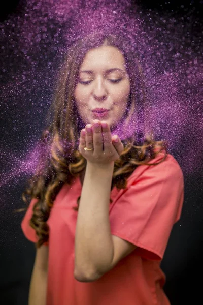 Ragazza Che Soffia Brillantini Colorati Dalla Sua Mano — Foto Stock