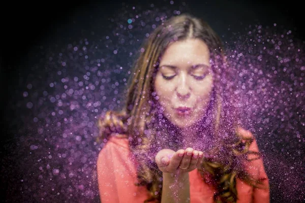 Menina Soprando Brilho Colorido Sua Mão — Fotografia de Stock