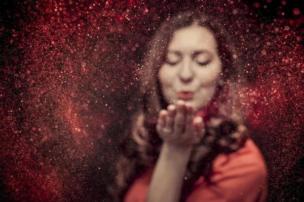 Flicka Som Blåser Färgade Glitter Från Hennes Hand — Stockfoto