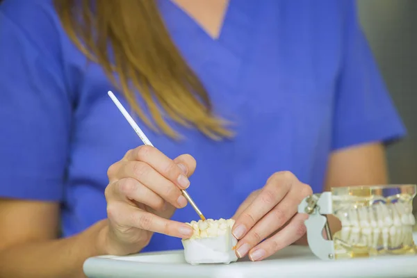 Kvinnliga händer arbetar i laboratoriet — Stockfoto