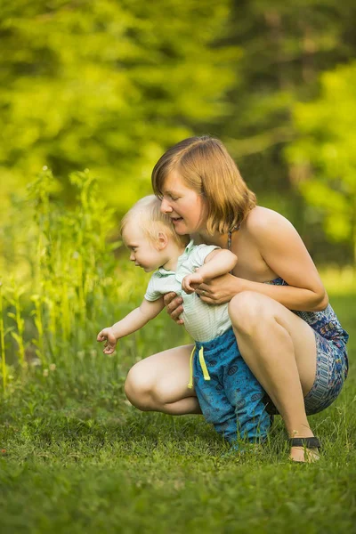 Matka a její syn se učí o přírodě — Stock fotografie