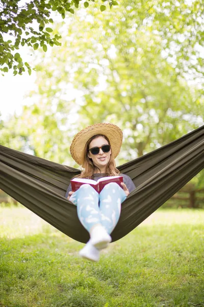 Jong brunette is chilling in de hangmat — Stockfoto