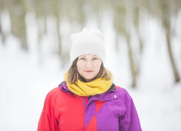 白い雪の中の若い女性の肖像画 ロイヤリティフリーのストック画像