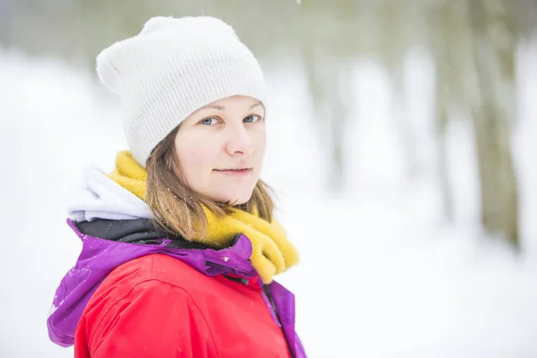 白い雪の中の若い女性の肖像画 ストック画像