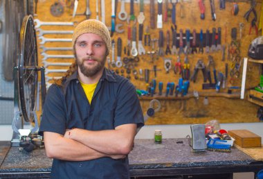 Atölyedeki mavi gözlü yakışıklı adam.