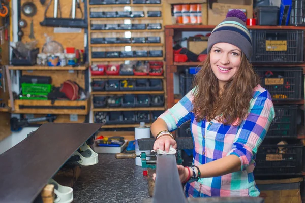 Pretty girl doing handicrafts in the workshop — Stock Photo, Image