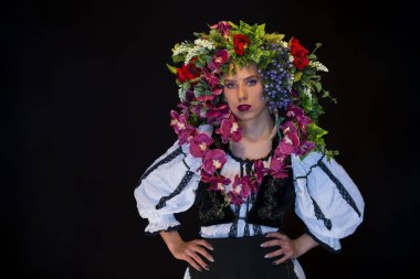 Canlı çiçek tacıyla güzel beyaz kadın.