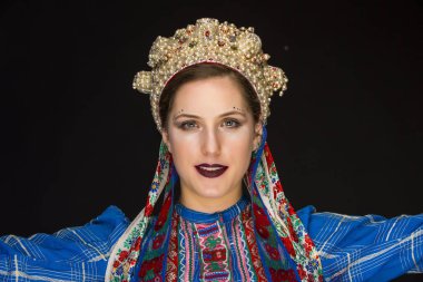 Halk kıyafetleri ve inci Corolla 'lı genç esmer