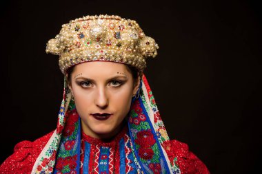 Halk kıyafetleri ve inci Corolla 'lı genç esmer