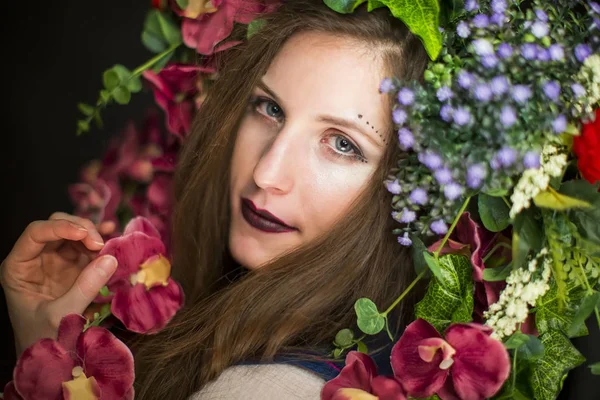 Junge Brünette Mit Blumen Auf Dem Kopf — Stockfoto