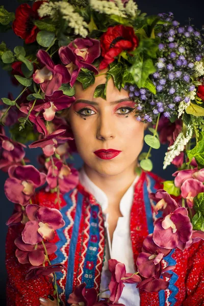 Bella Donna Caucasica Con Corona Fiori Vivaci — Foto Stock