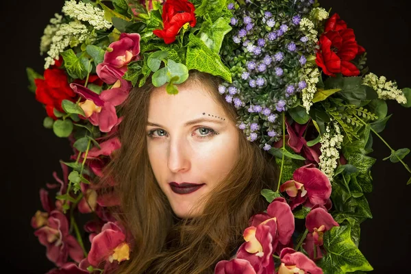 Junge Brünette Mit Blumen Auf Dem Kopf — Stockfoto