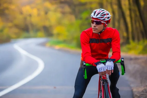 Молодой Хорошо Оснащенный Человек Стоит Своим Гоночным Велосипедом Обочине Дороги — стоковое фото