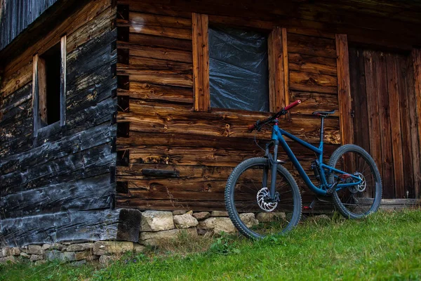 在一座空荡荡的旧木屋附近停放自行车道 — 图库照片