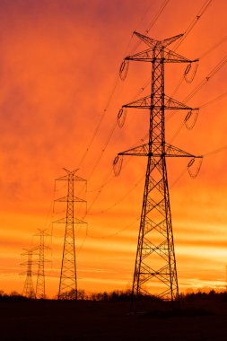 Elektrik hattı ve güneş doğarken havuzlar