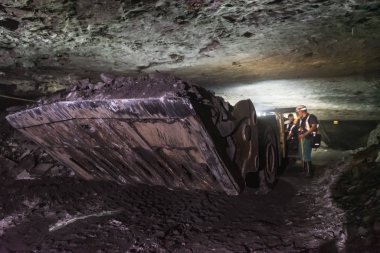 Kazmierzow, Polonya - 8 Ekim 2019: Polkowice Sieroszowice bakır madeni Kghm Polska Miedz 'e ait. Ön yükleme operatörü ve bakır ana damarı yükleyicide..