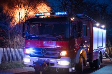 Tymowa, Polonya - 6 Aralık 2019 - İtfaiye aracı yangını söndürürken.