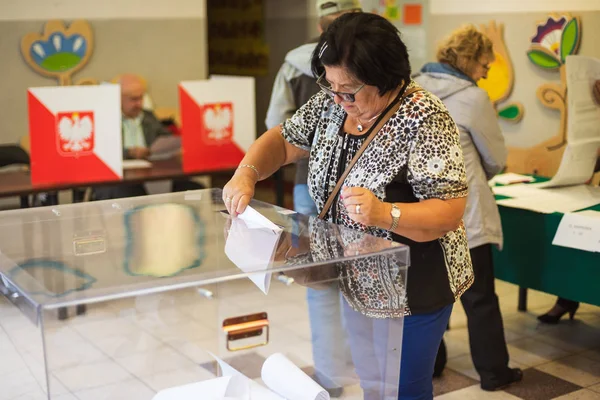 Zary Polska Października 2019 Wybory Parlamentarne Sejmu Senatu Kobieta Rzucająca — Zdjęcie stockowe