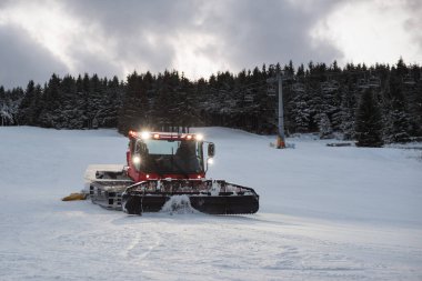 Ratrak; tımar makinesi; karlı dağlarda özel kar aracı